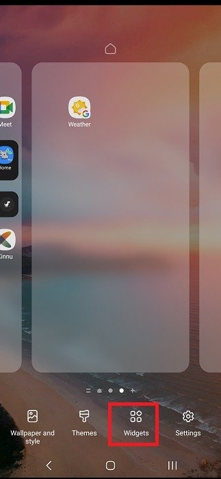 Нажатие на опцию «Виджеты» на главном экране Android.