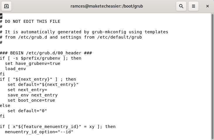 Снимок экрана окна терминала, показывающий файл grub.cfg в Debian.