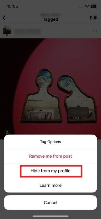 Выбор опции «Скрыть из моего профиля» в меню «Тег» в приложении Instagram для iOS.