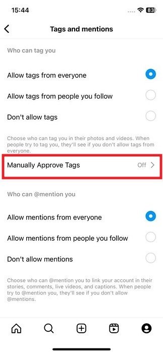 Нажатие на опцию «Утвердить теги вручную» в настройках Instagram в приложении iOS.