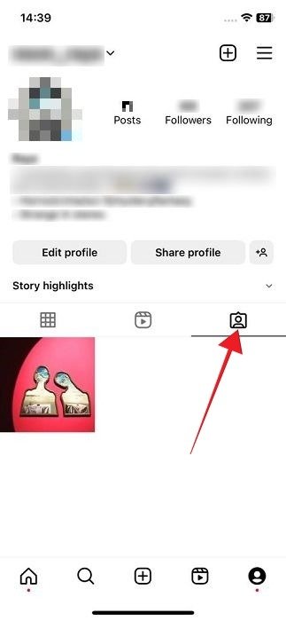 Нажав на значок «Отмечено» в профиле Instagram в приложении iOS.