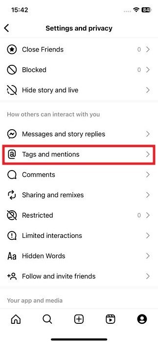 Нажмите «Теги и упоминания» в настройках Instagram в приложении iOS.