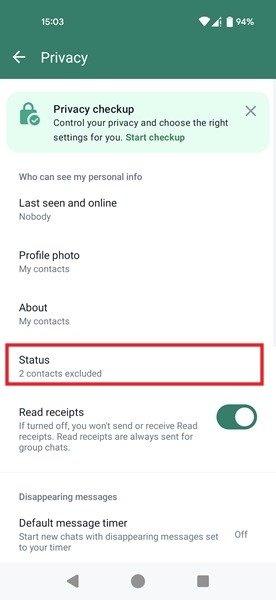 Нажатие на опцию «Статус» в меню «Конфиденциальность» в WhatsApp для Android.