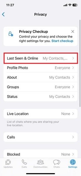 Нажатие на опцию «Последнее посещение и онлайн» в меню «Конфиденциальность» в WhatsApp для iOS.