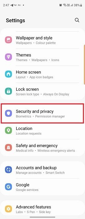 Нажмите «Безопасность и конфиденциальность» в настройках телефона Samsung Galaxy.