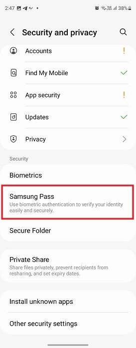 В разделе «Безопасность и конфиденциальность» выберите опцию «Samsung Pass».