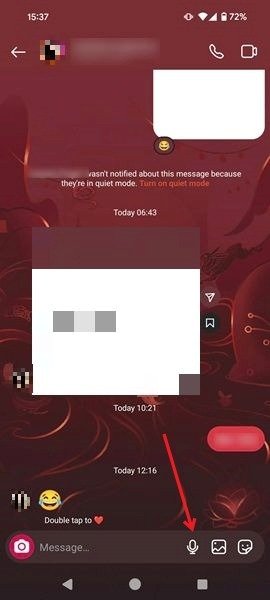 Значок голосового сообщения в приложении Instagram отображается рядом с окном чата.