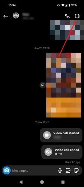 Значок видеозвонка в индивидуальном личном сообщении в приложении Instagram.