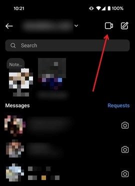 Значок видеозвонка в личных сообщениях приложения Instagram.