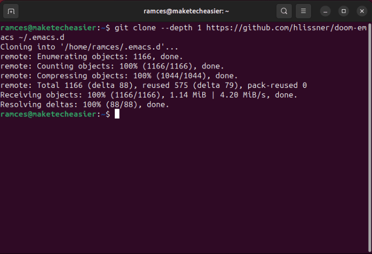 Терминал, показывающий процесс клонирования Git для репозитория Doom Emacs.
