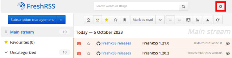 Снимок экрана, на котором выделена кнопка настроек FreshRSS.