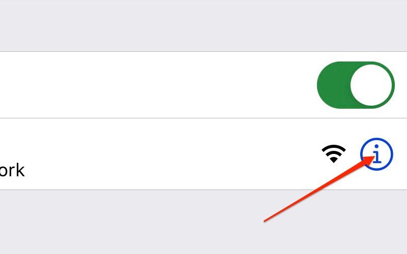 Снимок экрана настроек iPhone с синей кнопкой «i».