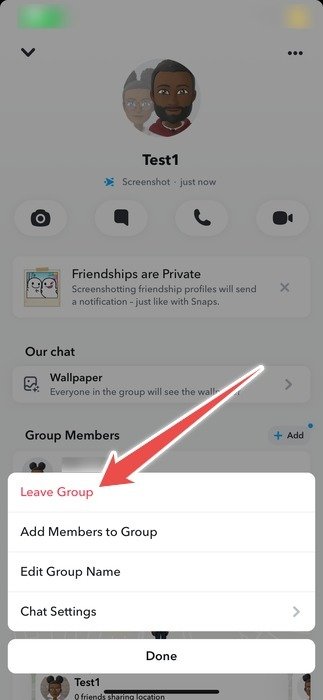 Нажатие на опцию «Покинуть группу» в меню, которое появляется внизу в приложении Snapchat.