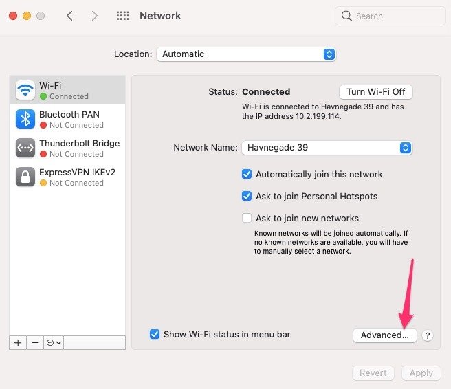 Снимок экрана, показывающий, как перейти к расширенным настройкам сети на Mac