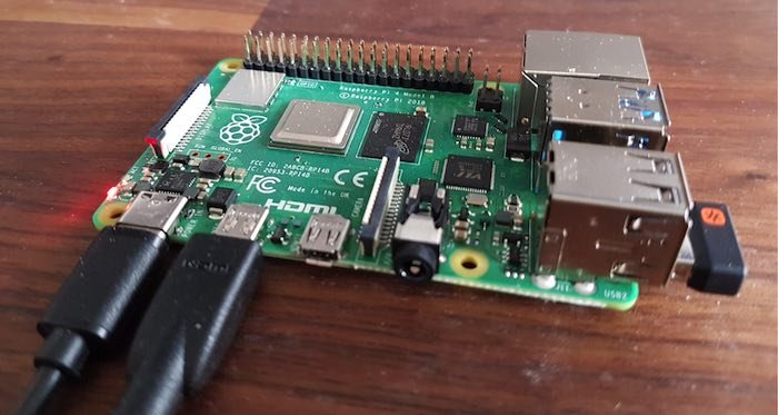 Подключите все свои периферийные устройства к Raspberry Pi.