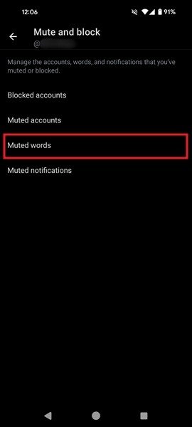 Нажатие на опцию «Приглушенные слова» в приложении Twitter для Android.