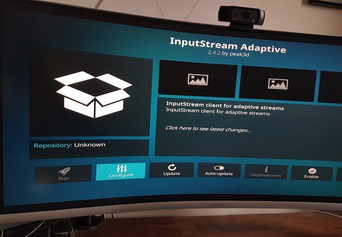 Включите плагин «InputStream Adaptive».