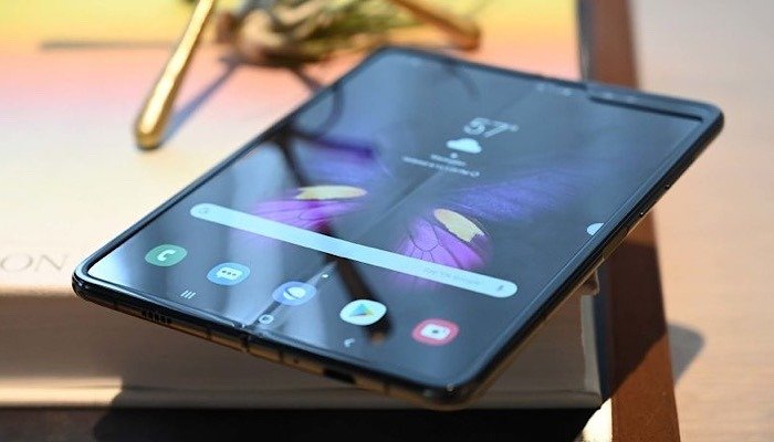 Новости Телефон Samsung Galaxy Fold с задержкой