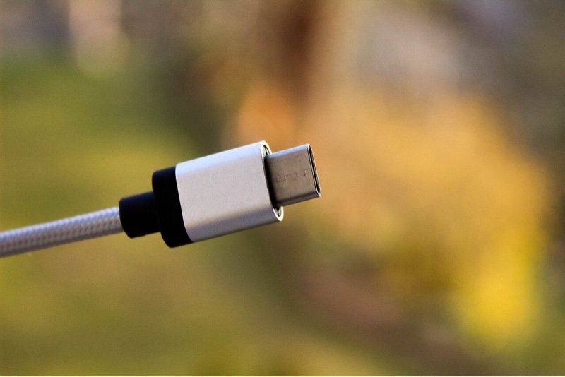 новости-usb-c-аутентификация-черный-белый