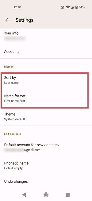 Параметры «Сортировать по» и «Формат имени» в приложении «Google Контакты».