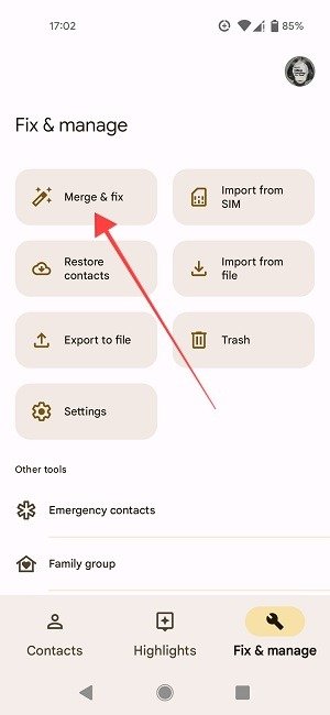 Выбор опции «Объединить и исправить» в приложении Google Контакты.