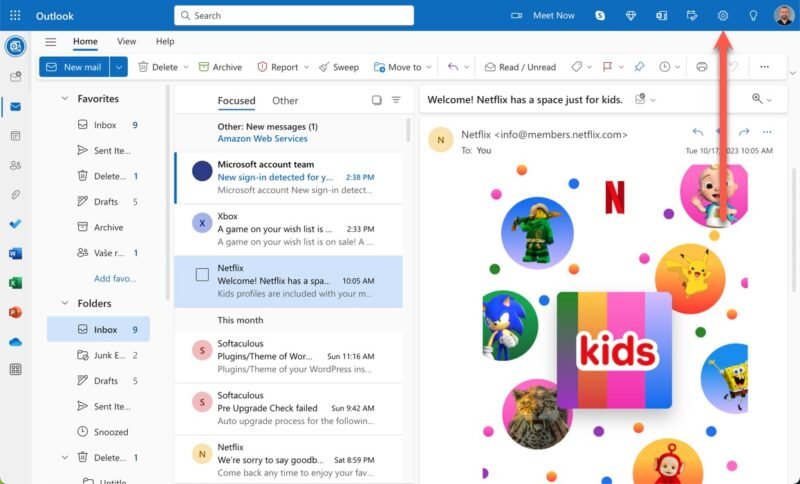 Значок шестеренки в настройках Outlook выделен.