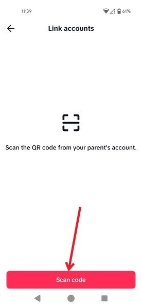 Нажатие на опцию «Сканировать код» на дочернем устройстве с помощью приложения TikTok.