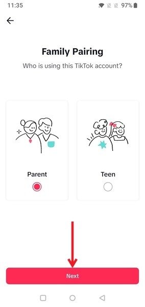 Выбор опции «Родитель» в семейном сопряжении в приложении TikTok.