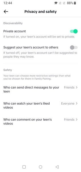 Функции конфиденциальности и безопасности видны на родительской панели в приложении TikTok.