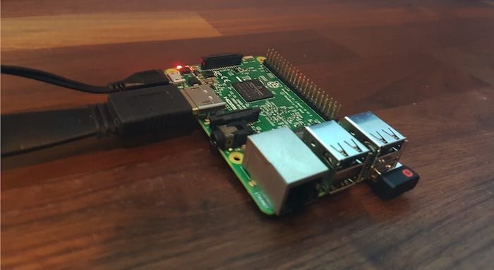 Подключите Raspberry Pi к источнику питания, и он должен загрузиться автоматически.