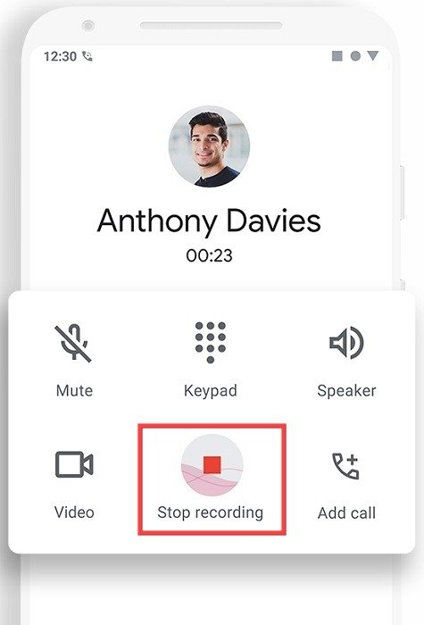 Кнопка записи отображается во время звонка на устройстве Android с помощью приложения Google Phone.