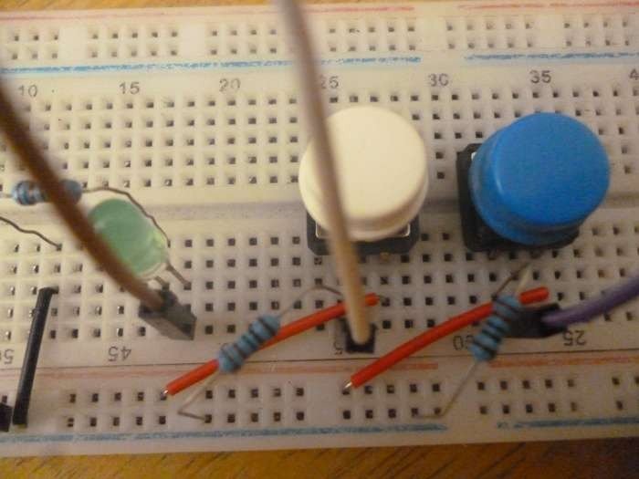 Красные перемычки на кнопках макетной платы для руководства Raspberry Pi Pwm Led