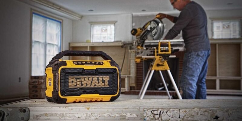 Прочный Bluetooth-динамик Dewalt Worksite Saw