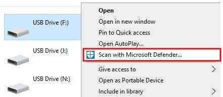 Щелкните правой кнопкой мыши USB-накопитель, чтобы выбрать параметр «Сканировать с помощью Microsoft Defender».