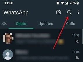 Нажатие на значок лупы в WhatsApp для Android.