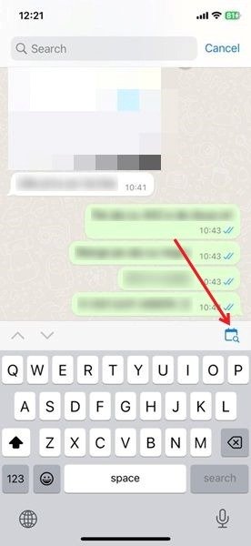 Нажатие на значок календаря в чате WhatsApp для iOS.