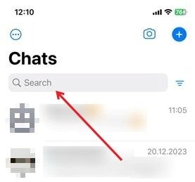 Используйте панель поиска в верхней части WhatsApp для iOS для поиска по всем чатам.