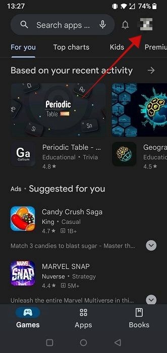 Нажатие на изображение профиля в приложении Google Play Store на Android.