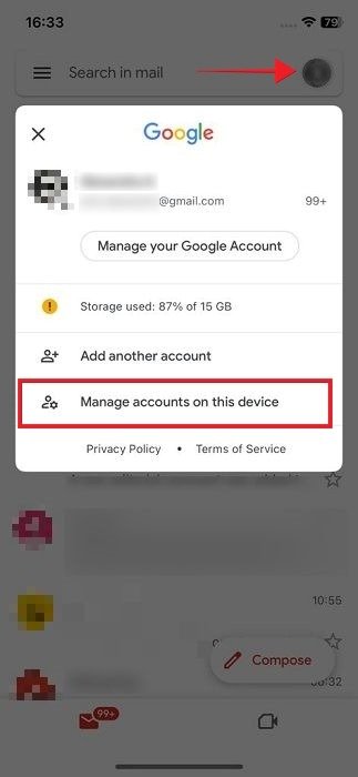 Нажмите кнопку «Управление учетными записями на этом устройстве» в приложении Gmail для iOS.