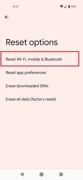 Нажатие на опцию «Сбросить Wi-Fi, мобильный телефон и Bluetooth» в настройках сброса на Android.