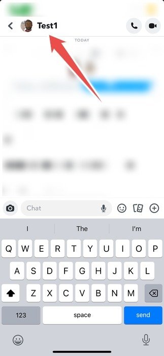 Нажатие на имя группового чата в приложении Snapchat.