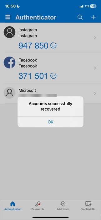 Сообщение «Учетные записи успешно восстановлены» в приложении Microsoft Authenticator на iPhone.