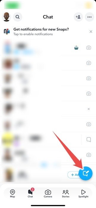 Нажатие кнопки «Новый чат» в приложении Snapchat.