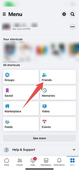 Кнопка «Друзья» на странице меню в приложении Facebook на iPhone