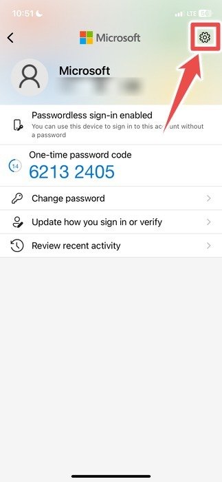 Щелчок по значку шестеренки в приложении Microsoft Authenticator для iOS.