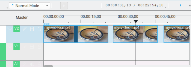 Скриншот временной шкалы Kdenlive, показывающий двусторонний переход.