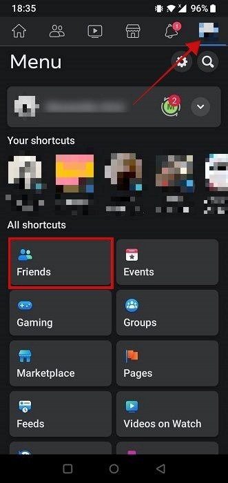 Нажмите на вкладку «Друзья» в мобильном приложении Facebook.