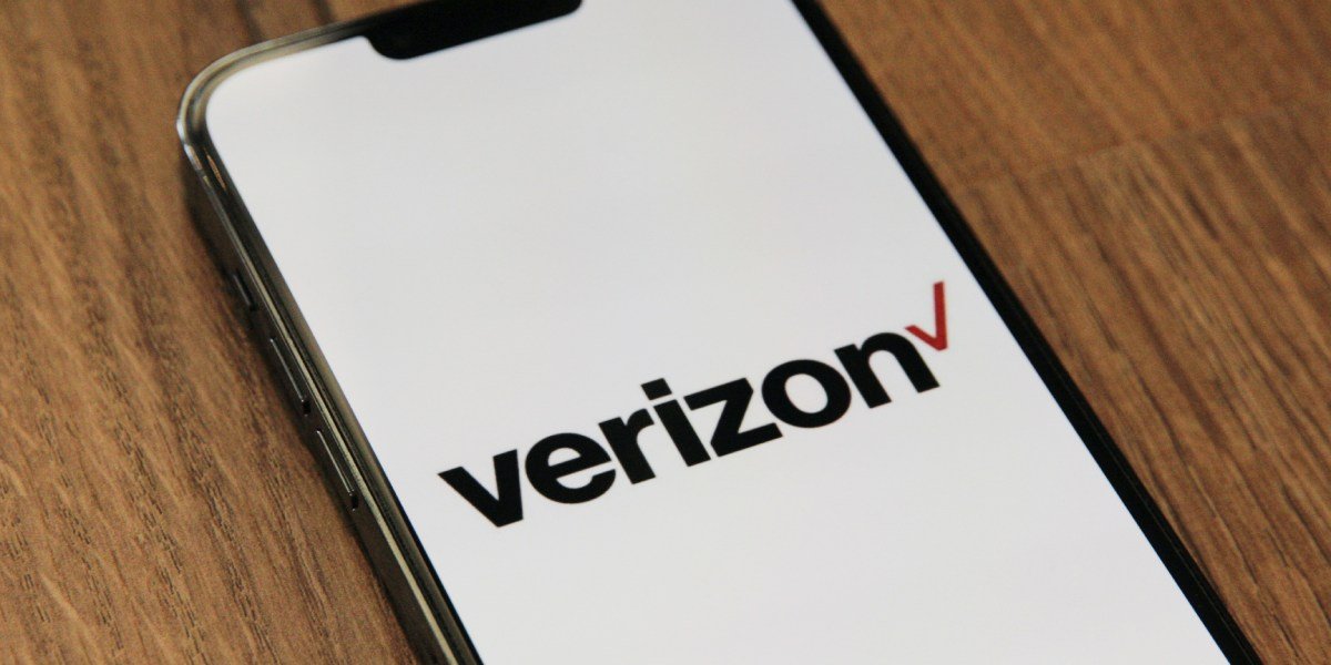 Смартфон с активированным оператором связи Verizon.