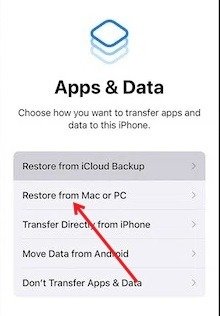 Выберите опцию «Восстановить с Mac или ПК» на экране «Приложения и данные» после сброса настроек iPhone.