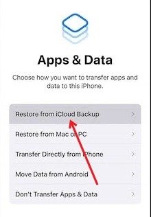 Выбор опции «Восстановить из резервной копии iCloud» на экране «Приложения и данные» после сброса настроек iPhone.